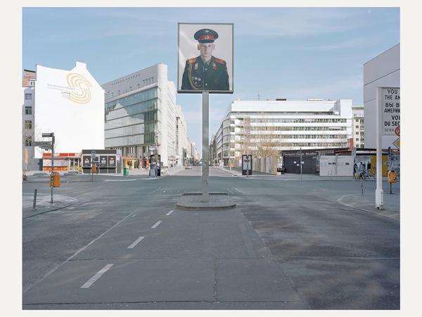 Claus Rottenbacher: "Checkpoint Charlie" aus der Serie Home Office (2020). 73 x 91,25 cm (Blatt 82 x 100 cm).