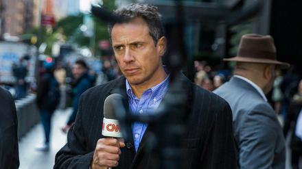CNN-Korrespondent Chris Cuomo 2018 während einer On-Air-Reportage vor dem Time Warner Building, wo Mitarbeiter der New Yorker Polizei einen Sprengsatz entfernten.