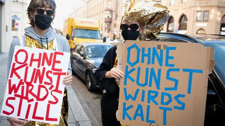 Zwei Mitarbeiter der Münchner Kammerspiele protestieren Ende Oktober gemeinsam mit anderen Kulturschaffenden gegen den November-Lockdown.