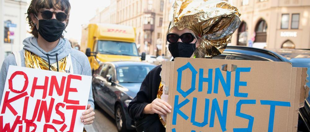 Zwei Mitarbeiter der Münchner Kammerspiele protestieren Ende Oktober gemeinsam mit anderen Kulturschaffenden gegen den November-Lockdown.