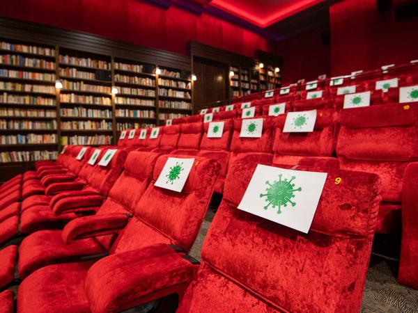 Besonders schwer haben es die nicht staatlich geförderten Einrichtungen wie etwa die Kinos: ein Saal im Kino Astor Grand Cinema in Hannover.