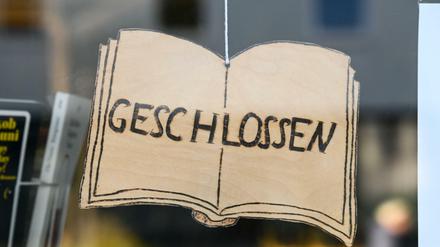 Ein Buchhandlung in Kassel im Lockdown, links ein großartiger Jakob-Arjouni-Roman im Ständer, "Happy Birthday, Türke"