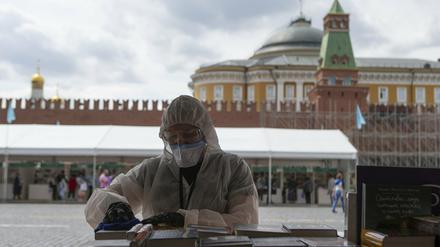 Romane als Ansteckungsgefahr: Eine Mitarbeiterin eines Buchfestivals in Moskau desinfiziert Bücher.