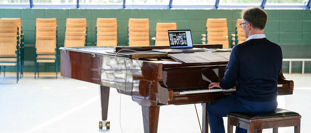 Der künstlerische Leiter der Stuttgarter Hymnus-Chorknaben während einer digitalen Chorprobe. 
