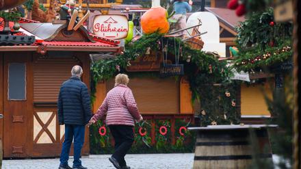 Schlimme Weihnachten. Am Dresdner Altmarkt bleiben die Verkaufsstände des Striezelmarktes geschlossen. Coronabedingt fallen in Sachsen alle Weihnachtsmärkte aus. 
