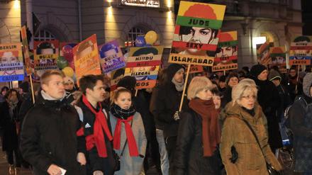 Demonstranten an der Kundgebung unter dem Motto Cottbus bekennt Farbe für Frieden in der Stadt.