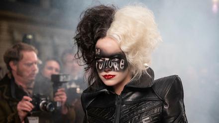 Fashionista Cruella (Emma Stone) zwischen Glamour und Rockstarpose.