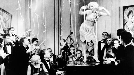Tanzten nicht nur auf Tischen, sondern auch auf Pianos. Ein sogenannter Flapper, hier auf einem Bild aus dem Jahr 1927. 