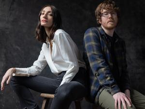 Das Liverpooler Indie-Rock-Duo King Hannah: Hannah Merrick (Gesang, Gitarre) und Craig Whittle (Gitarre)