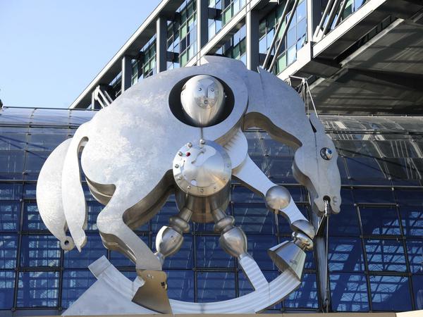 Das "Rolling Horse" von Jürgen Goertz auf der nördlichen Terrasse des Berliner Hauptbahnhofs am Europaplatz. 