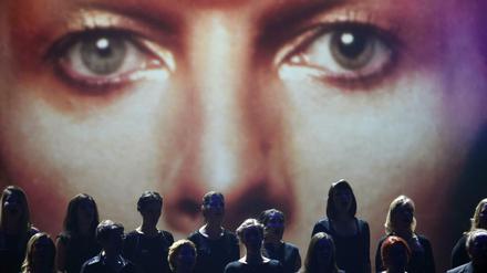 Seine großen Augen. David Bowie wird 2016 bei der 25. Verleihung des Deutschen Musikpreises Echo in Berlin posthum in die „Hall of Fame“ aufgenommen.
