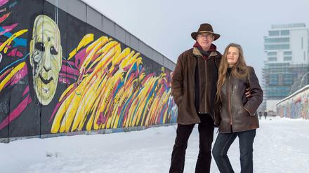 Immer an der Wand lang. Die Filmemacher Karin Kaper und Dirk Szuszies an der East Side Gallery.