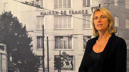 Carine Delplanque, die Leiterin des Instituts français, vor einem Plakat ihres Hauses.
