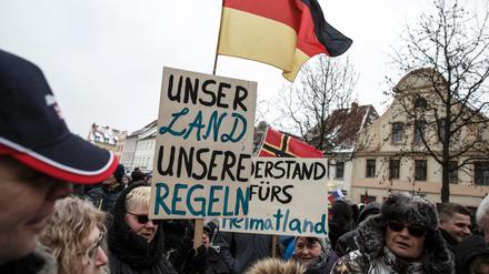 Eine Demo des Bürgervereins "Zukunft Heimat" gegen Flüchtlinge am 17. März in Cottbus. 
