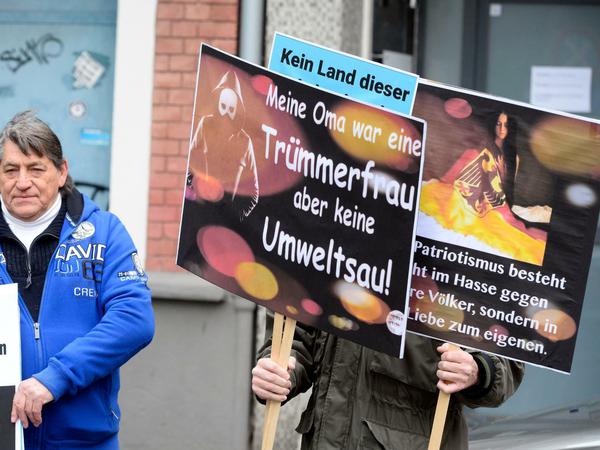 Trümmerfrau statt Umweltsau. AfD-Protestzug gegen die ein Satire-Lied am Sonnabend vor dem WDR in Köln. 