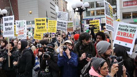 Im Dissens vereint: Proteste gegen Trumps Luftschlag gegen Syrien am 8. April auf dem Union Square in New York. 
