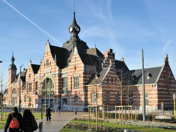 Der Bahnhof Schaerbeek von 1887 ist ein gutes Beispiel für die führende Rolle Belgiens im Eisenbahnwesen im 19. Jahrhundert. Seit 2015 nutzt das Eisenbahnmuseum "Train World" den repräsentativen Bahnhofsbau. 