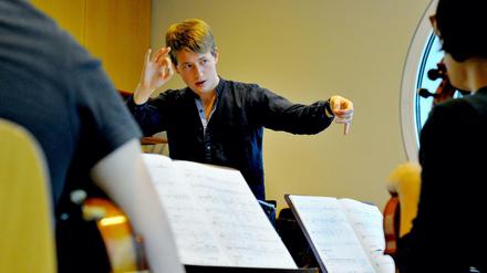 Der jungen Dirigent Duncan Ward - er wird bei Young Euro Classic 2017 dabei sein.