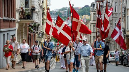Fahnenträger führen den Umzug durch die Innenstadt beim Deutsch-Dänisches Jahrestreffen an. Das Jahrestreffen wurde zum ersten Mal 1921 gefeiert, ein Jahr nach der Volksabstimmung und Grenzziehung von 1920. 