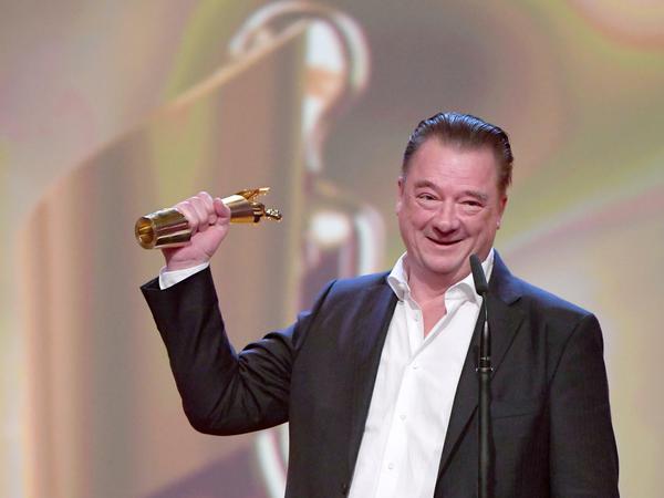 Sichtlich gerührt: Schauspieler Peter Kurth gewinnt für "Herbert" den Preis "Beste männliche Hauptrolle". 