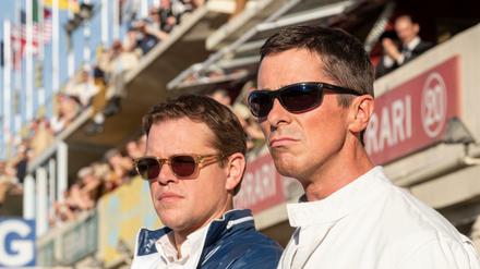 Hitzkopf Ken Miles (Christian Bale, rechts) lässt sich von Kumpel Carroll Shelby (Matt Damon) ein Siegerauto entwickeln. 