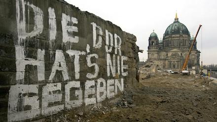 Wo einmal der Palast der Republik stand, im Herzen Berlins, wurde mit dieser Aufschrift auf einen Betonsockel im Jahr 2008 die DDR verbal abgewickelt. 