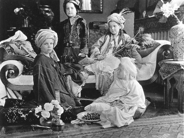 Die Sarre-Kinder in orientalischen Kostümen: Friedrich-Carl, Hans, Marie-Luise, Irene (von links nach rechts) in Sarres Villa in Neubabelsberg, vermutlich um 1913. 