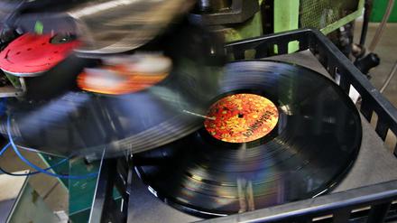 Eine frisch gepresste Schallplatte verlässt das Presswerk von Celebrate Records in Stollberg (Sachsen). Laut dem Bundesverband Musikindustrie wurden 2014 rund 1,8 Millionen Platten für 38 Millionen Euro verkauft, so viele wie seit 1992 nicht. 
