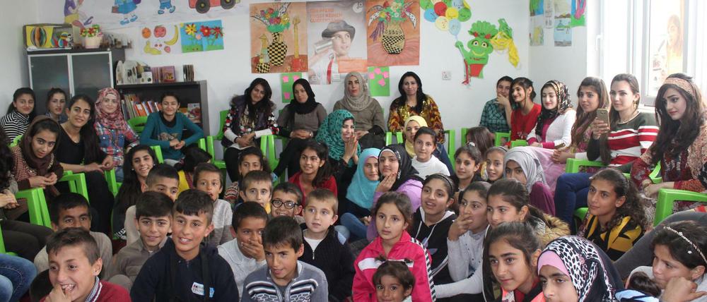 Glückliche syrische Kinder in einem Flüchtlingslager bei Erbil im Irak. Die Kinder hatten großen Spaß an den Geschichten, die die irakischen Frauen geschrieben hatten. 