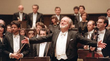 Der Dirigent der New Yorker Philharmoniker, Kurt Masur, nimmt nach einem Konzert im Rahmen einer Europatournee im Gewandhaus zu Leipzig am 7. April 1993 den Applaus des Publikums entgegen. Der Dirigent starb am Samstag im Alter von 88 Jahren. 