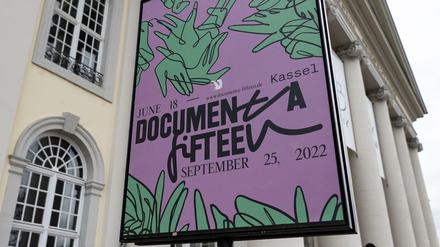 Am Museum Fridericianum in Kassel wird die Documenta freudig angekündigt. 