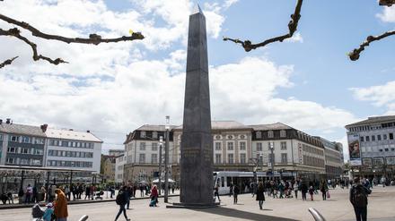 Das Kunstwerk der documenta 14, ein etwa 16 Meter hoher Obelisk von US-Künstler Olu Oguibe steht auf dem Kasseler Königsplatz. 