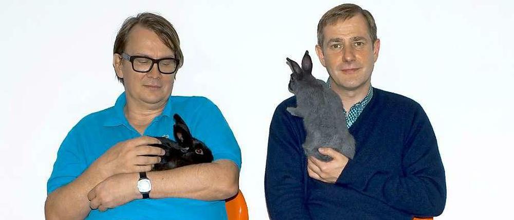 Herr Regener und Herr Dorau und zwei Kaninchen