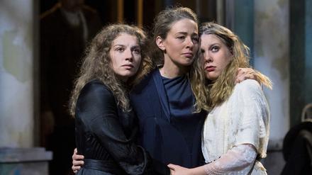 Antonia Bill, Laura Tratnik und Karla Sengteller sind "Drei Schwestern".