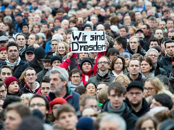 Tausende Menschen beteiligen sich vor der Frauenkirche in Dresden an einer Kundgebung unter dem Motto "Für Dresden, für Sachsen - für Weltoffenheit, Mitmenschlichkeit und Dialog im Miteinander".