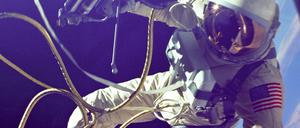 An der Nabelschnur. Ed White, der erste amerikanische Weltraumspaziergänger, am 3. Juni 1965.  