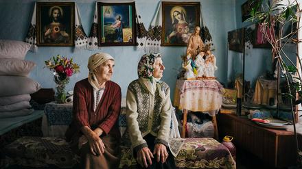 Einmal im Jahr treffen sich die beiden Schwestern. im Dorf Pistyn, Oblast Iwano-Frankiwsk, Karpaten, 2015_Ukraine. Aus der Ausstellung "The Road Beyond".