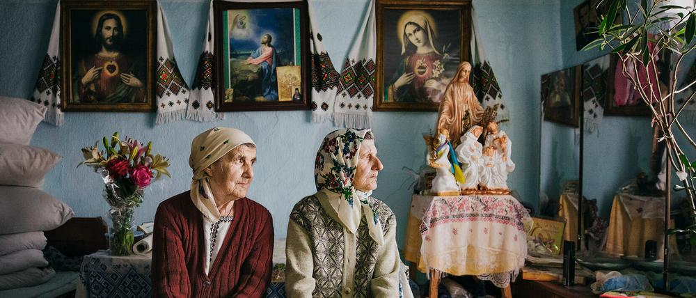 Einmal im Jahr treffen sich die beiden Schwestern. im Dorf Pistyn, Oblast Iwano-Frankiwsk, Karpaten, 2015_Ukraine. Aus der Ausstellung "The Road Beyond".