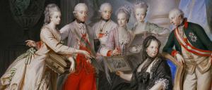 Im Kreise der Familie. Das 1776 entstandene Gemälde zeigt Maria Theresia mit Ihren Kindern. Rechts neben ihr steht Joseph II., Mitregent über die österreichisch-habsburgischen Erblande und deutsch-römischer Kaiser.