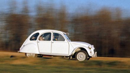 Sommerhits im ersten eigenen Auto. Der Citroën 2CV - auch bekannt als Ente.