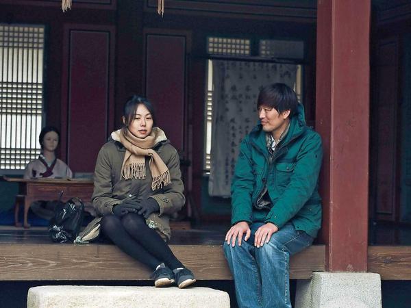 In "Right Now, Wrong Then" lernt ein Filmemacher (Jung Jae-young) auf einer Reise eine junge Künstlerin (Minhee Kim) kennen. Sie kommen sich näher ... Der koreanische Regisseur Hong Sang-soo gewann den Goldenen Leoparden für seinen heiter-ironischen Liebesreigen.