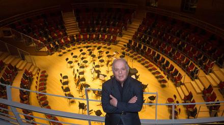 Dirigent Daniel Barenboim steht in der vom ihm initiierten Barenboim-Said-Akademie in Berlin.