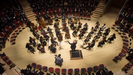 Daniel Barenboim dirigiert am 8. Dezember 2016 zur Eröffnung der Barenboim-Said Akademie im Pierre Boulez Saal das West-Eastern Divan Orchestra.