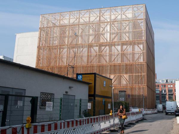 Der Neubau am neuen Gebäudekomplex der Hochschule für Schauspielkunst „Ernst Busch“.