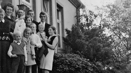 Schnappschuss. Die 13-köpfige Familie Frie auf dem heimischen Hof im Jahr 1969.