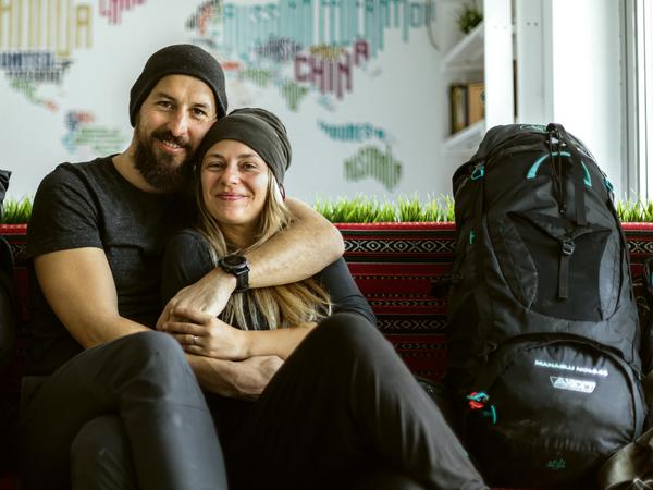 Davor (37) und Anđela (33) aus Kroatien verlobten sich in der Antarktis. Sie beschlossen, statt nach ihrer Hochzeit Flitterwochen zu machen, ein Jahr lang um die Welt zu reisen und zu erforschen, was Liebe ist und ob sie universell ist.