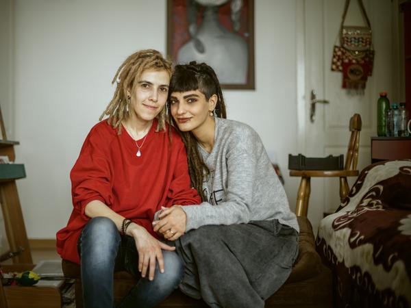 Nahid (34) und Nazanin (27) aus dem Iran sind lesbisch und leben in einem der letzten Länder weltweit, in dem auch heute noch die Todesstrafe für Homosexuelle gilt.