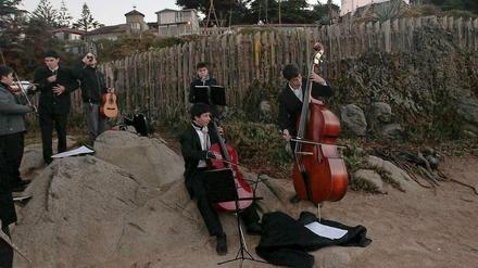 Eine Band aus San Antonio spielt während der Exhumierung des Leichnams von Pablo Neruda vor dessen Haus am Pazifik. 