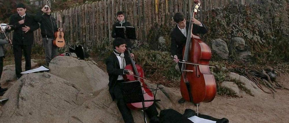 Eine Band aus San Antonio spielt während der Exhumierung des Leichnams von Pablo Neruda vor dessen Haus am Pazifik. 