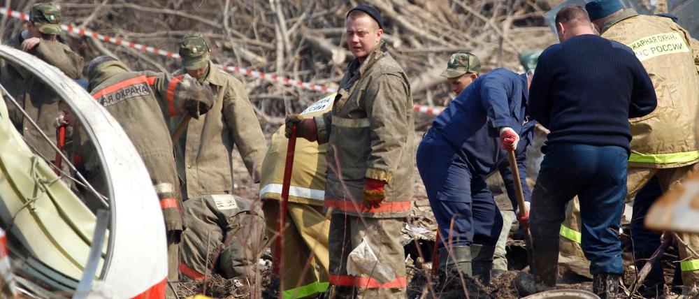 Experten untersuchen im April 2010 die Überreste der bei Smolensk abgestürzten Tupolev TU-154.